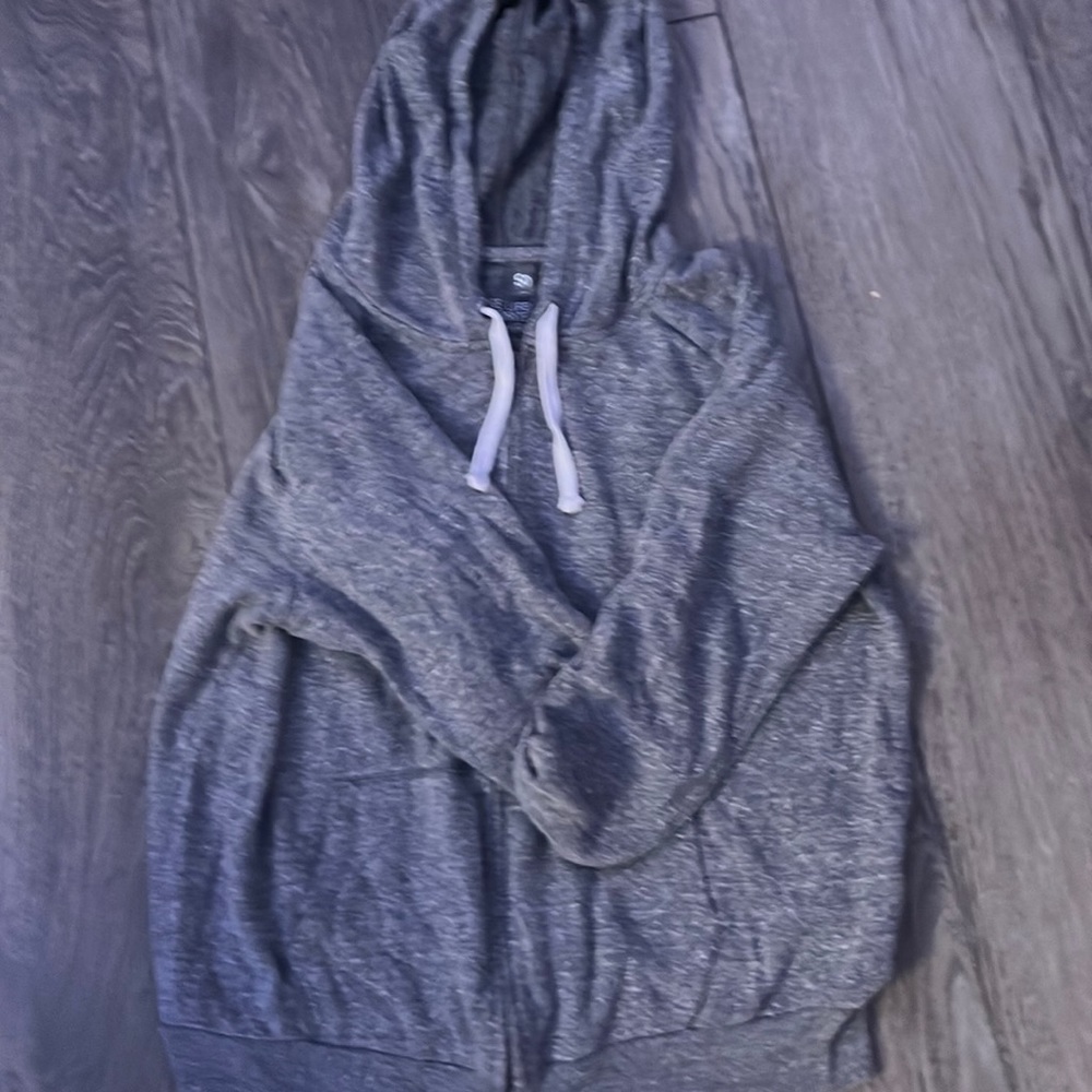 Size extra large SO zip up sweatshirt smaller than the tag says